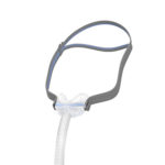 AirFit N30 Nasenmaske von ResMed für Schlafapnoe-Patient:innen. Liegt unterhalb der Nase an