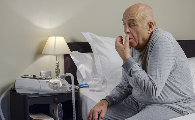 COPD-Mann-sitzt-Husten-nicht-invasive-Beatmung