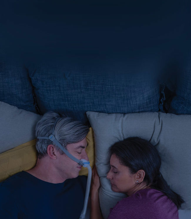 man-sleeping-with-AirFit-N30-CPAP-mask-close-to-his-wife-resmed-mobile